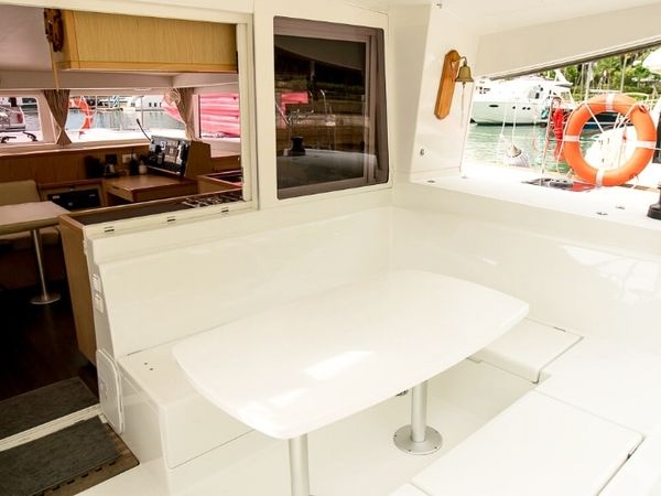 Lagoon 400 S2 | Gracefully