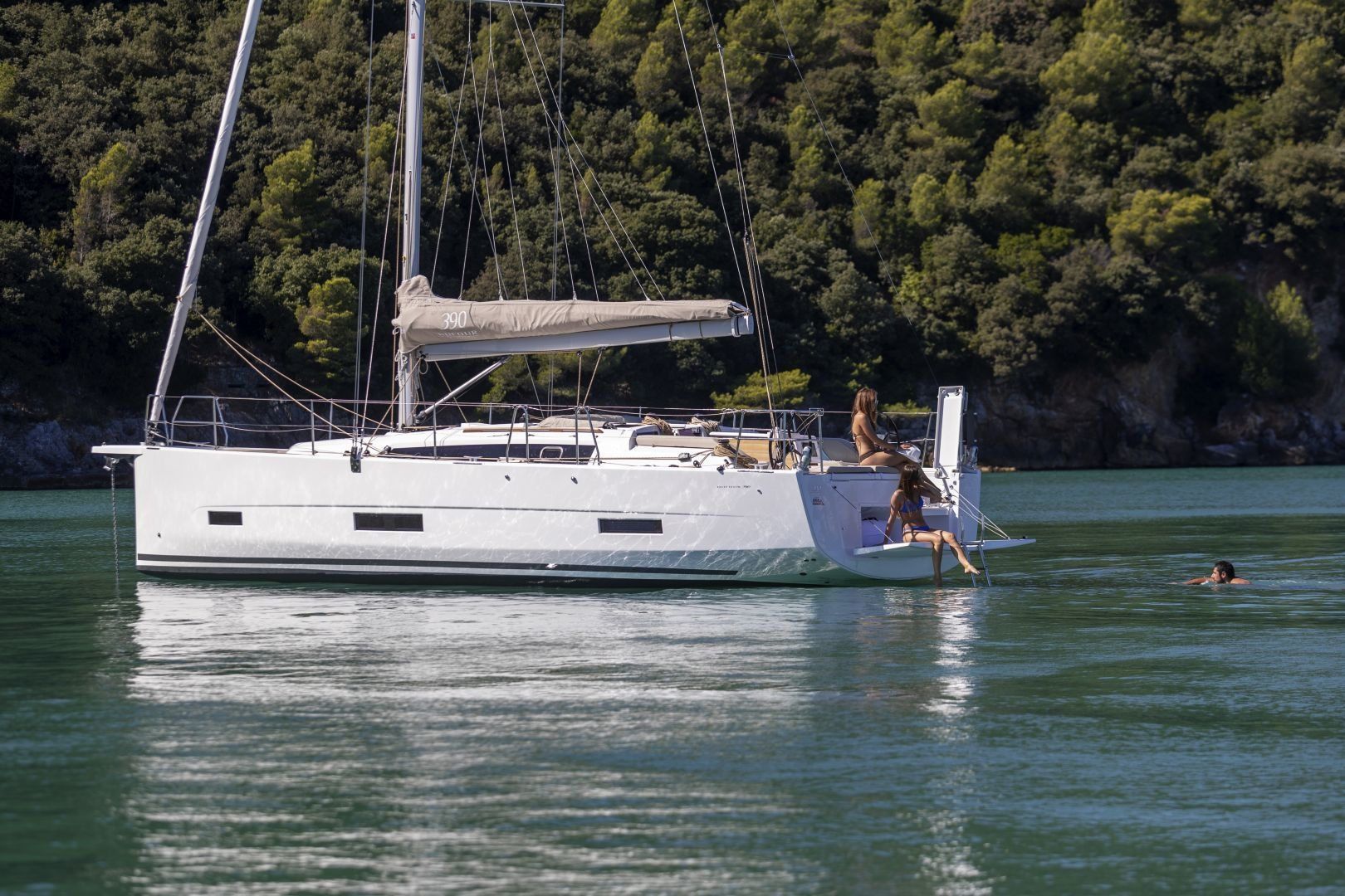 Dufour 390 | Invictus