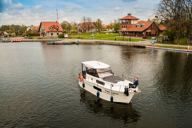 Delphia Nautika 830 | Two lakes