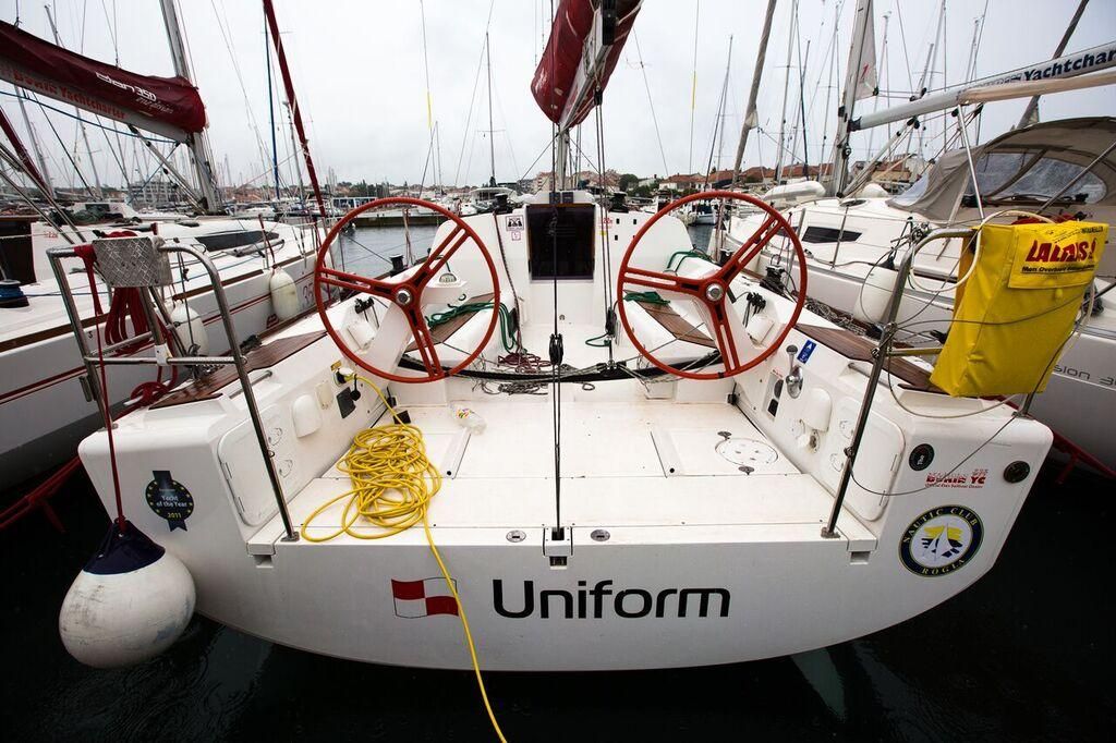 Elan 350 | Uniform