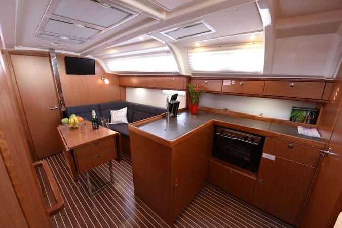 Bavaria Cruiser 37 | Luka