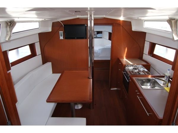 Beneteau Oceanis 38 | Aura