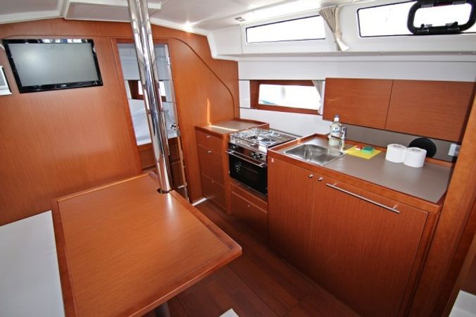 Beneteau Oceanis 38 | Aura