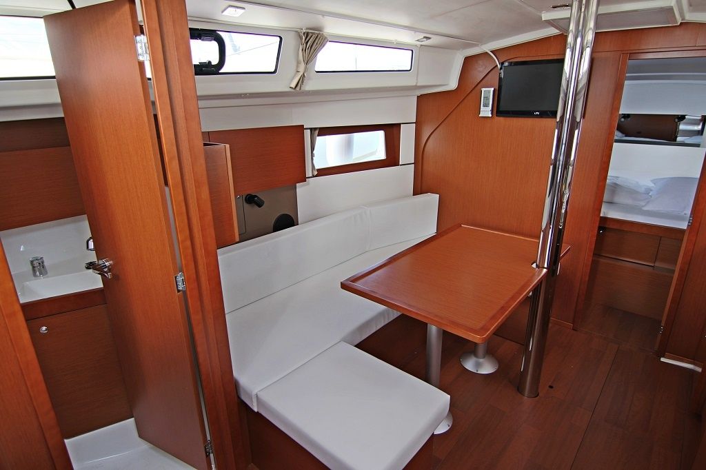 Beneteau Oceanis 38 | Aura