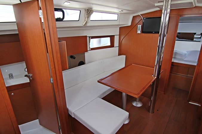 Beneteau Oceanis 38 | Aura