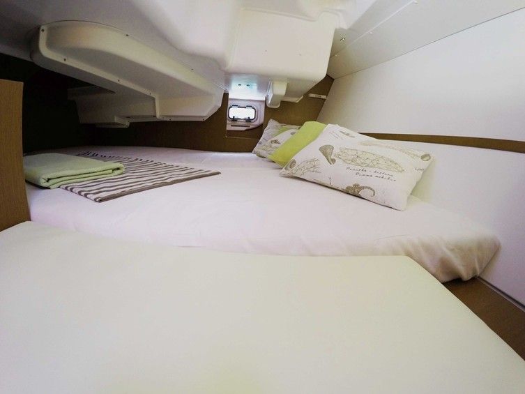 Beneteau Oceanis 31 | Honey