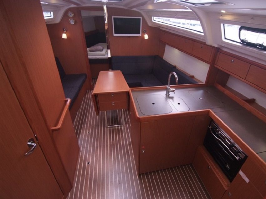 Bavaria Cruiser 37 | Jugo