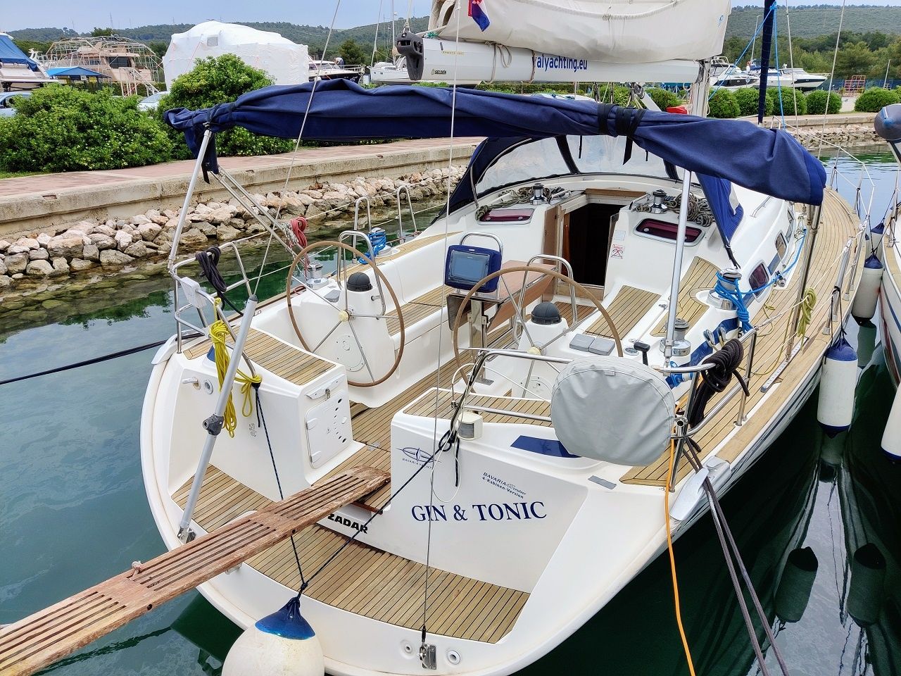 Bavaria 47 Cruiser | Gin and Tonic