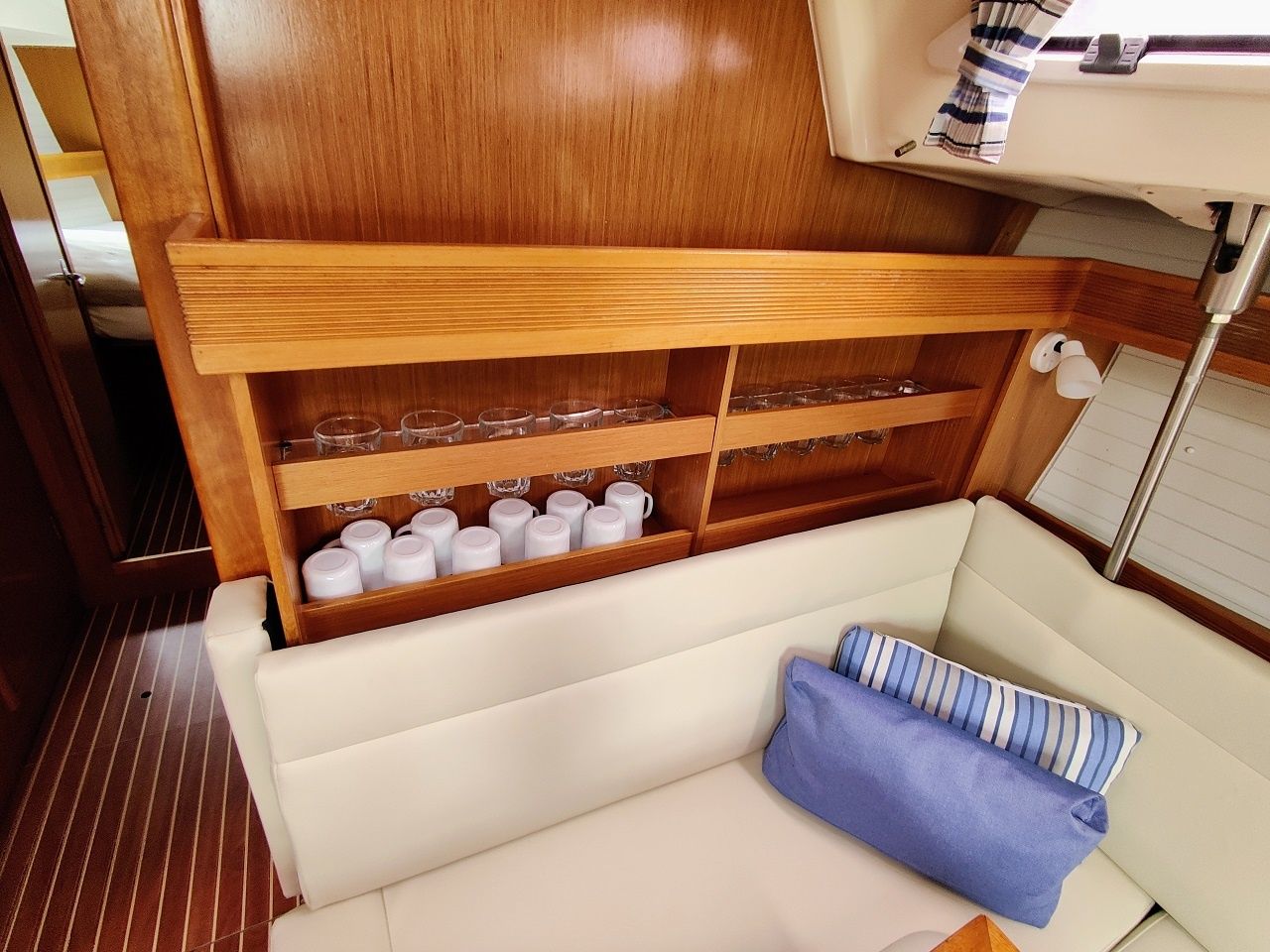 Bavaria 47 Cruiser | Gin and Tonic