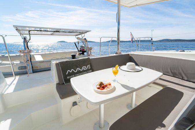 Lagoon 421 | Patch Work