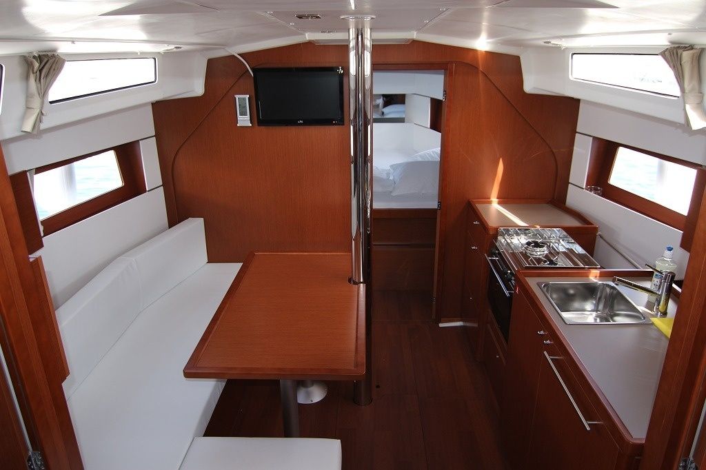 Beneteau Oceanis 38 | Aura