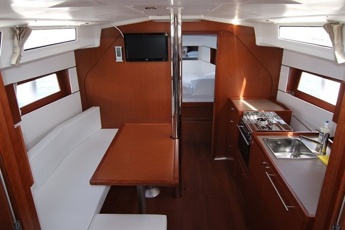 Beneteau Oceanis 38 | Aura