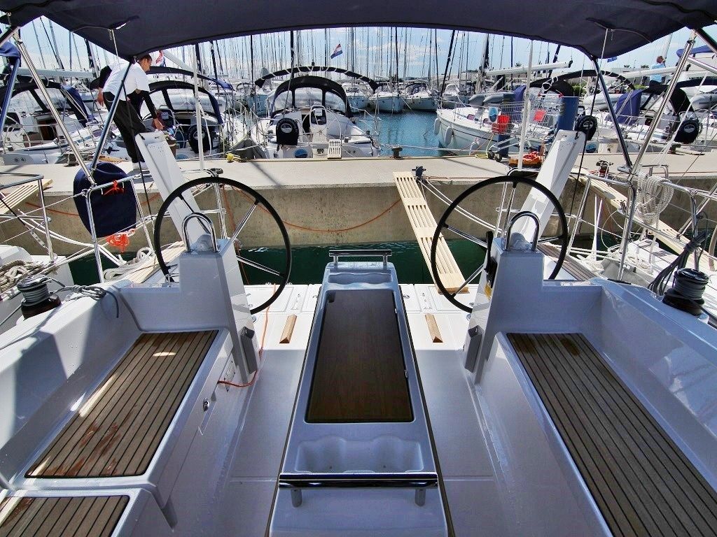 Beneteau Oceanis 38 | Aura