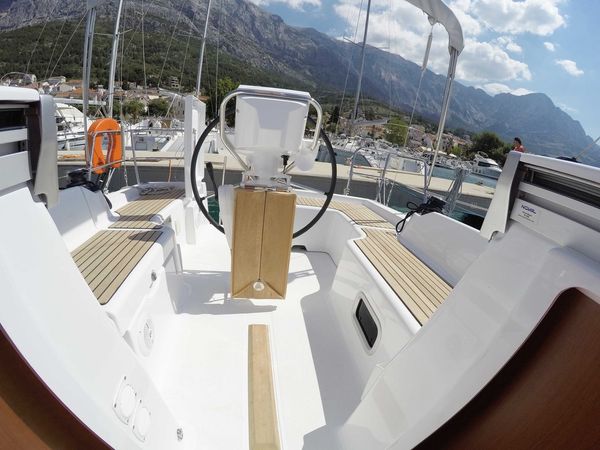 Beneteau Oceanis 31 | Honey