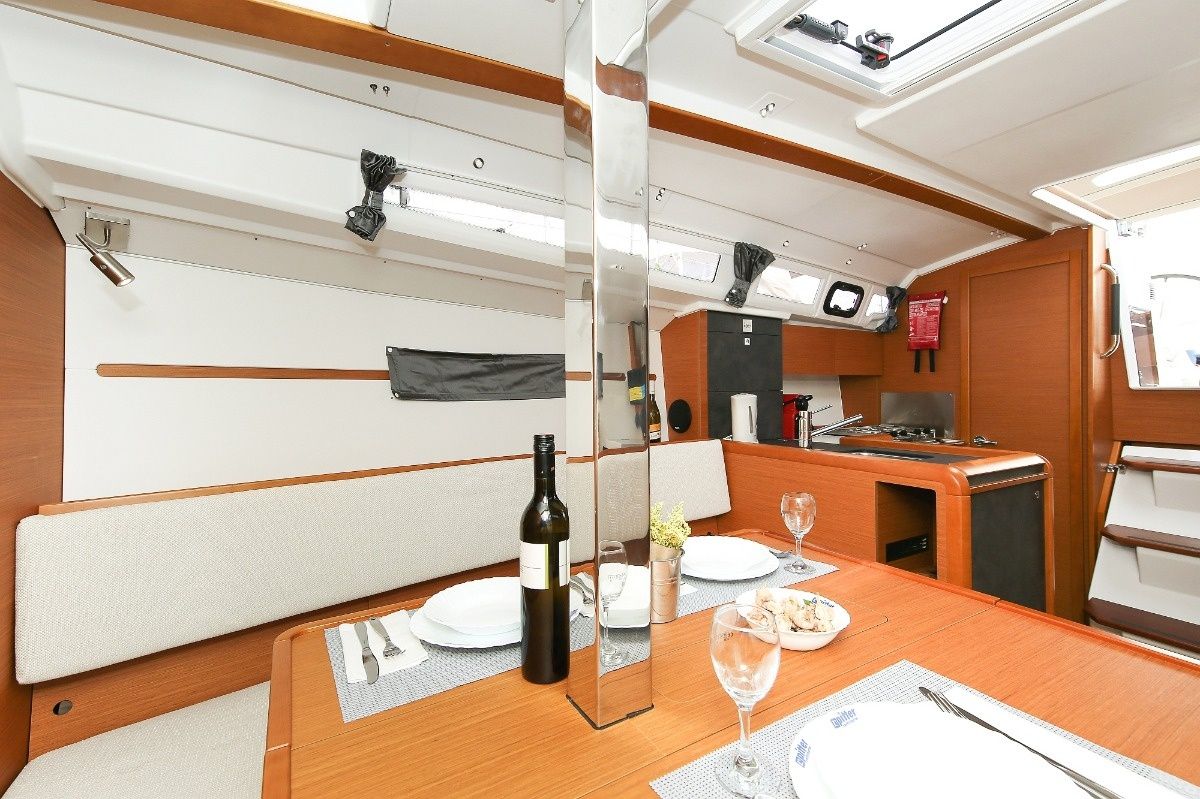 Jeanneau Sun Odyssey 349 | Polly Fun