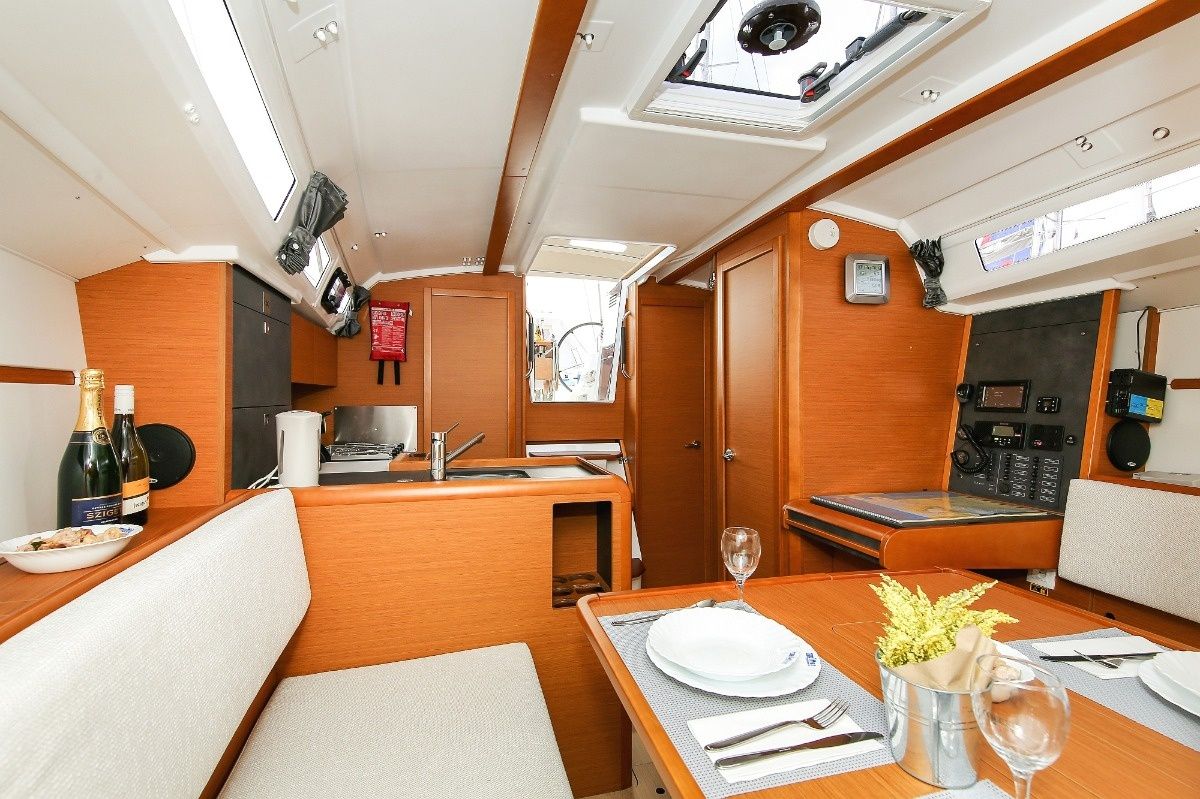 Jeanneau Sun Odyssey 349 | Polly Fun