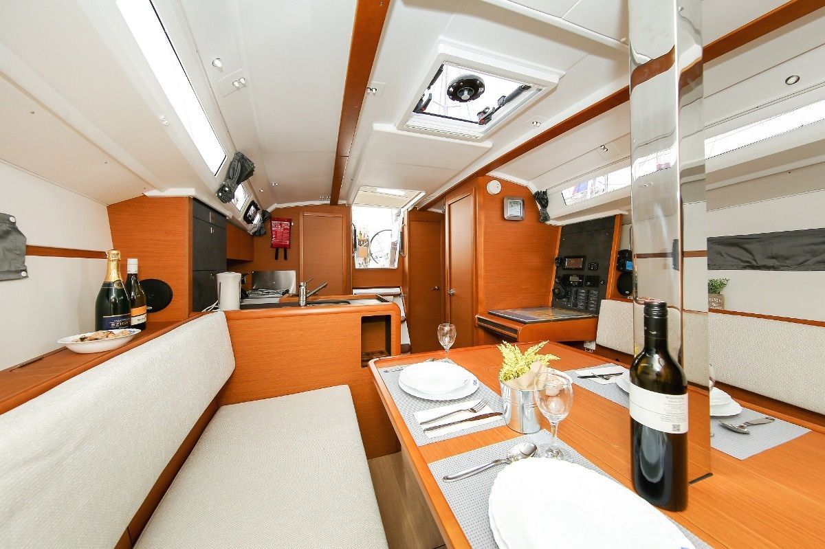 Jeanneau Sun Odyssey 349 | Polly Fun