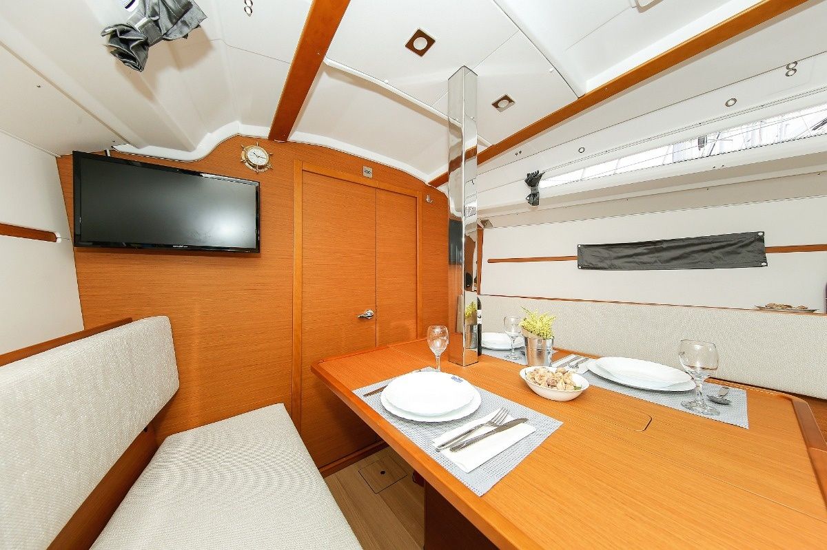 Jeanneau Sun Odyssey 349 | Polly Fun