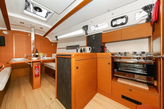 Jeanneau Sun Odyssey 349 | Polly Fun