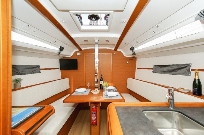 Jeanneau Sun Odyssey 349 | Polly Fun