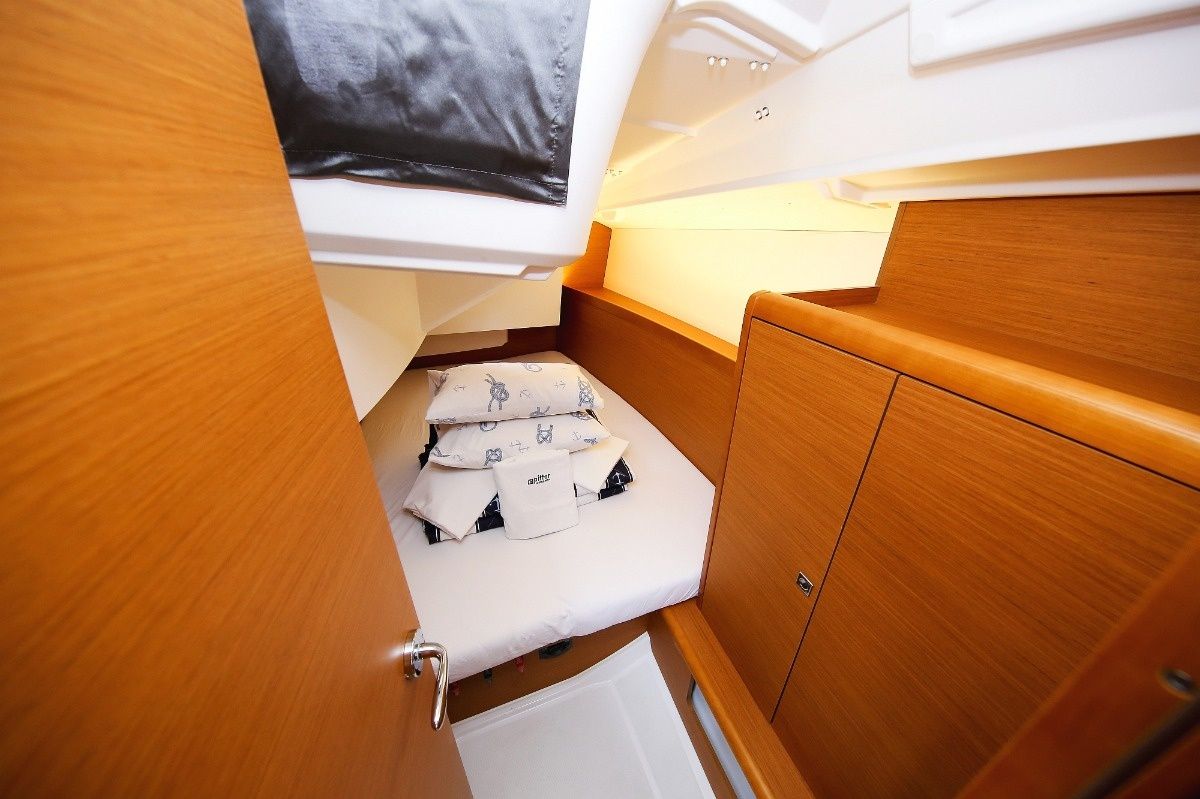 Jeanneau Sun Odyssey 349 | Polly Fun