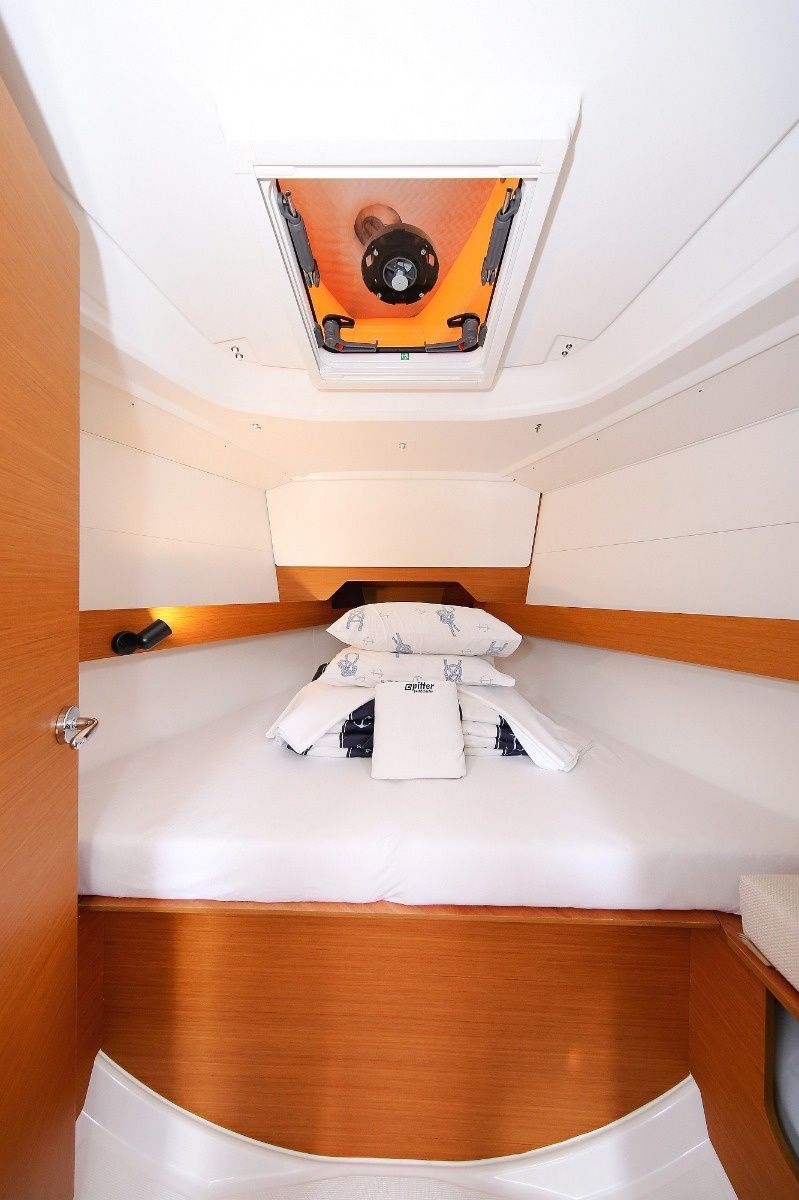 Jeanneau Sun Odyssey 349 | Polly Fun