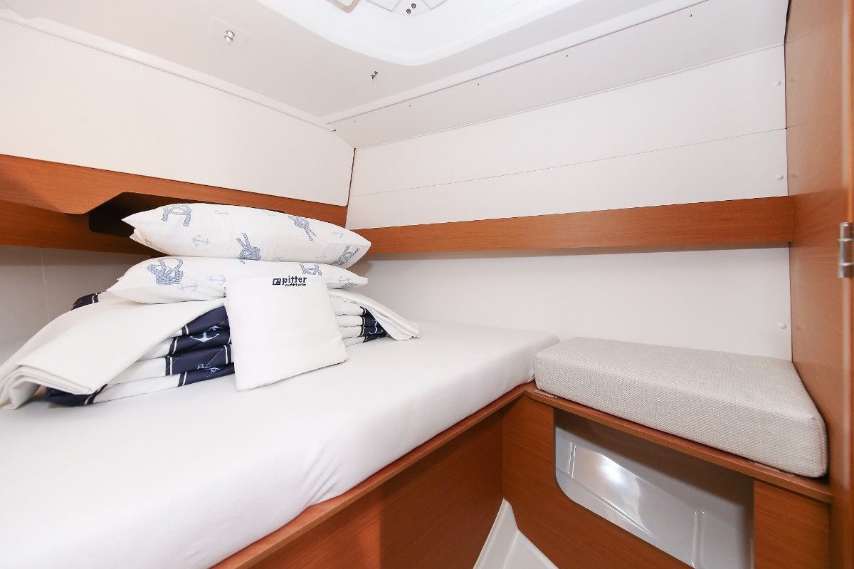 Jeanneau Sun Odyssey 349 | Polly Fun