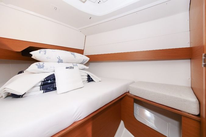 Jeanneau Sun Odyssey 349 | Polly Fun