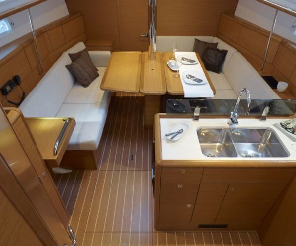 Jeanneau Sun Odyssey 389 | Dust in the Wind