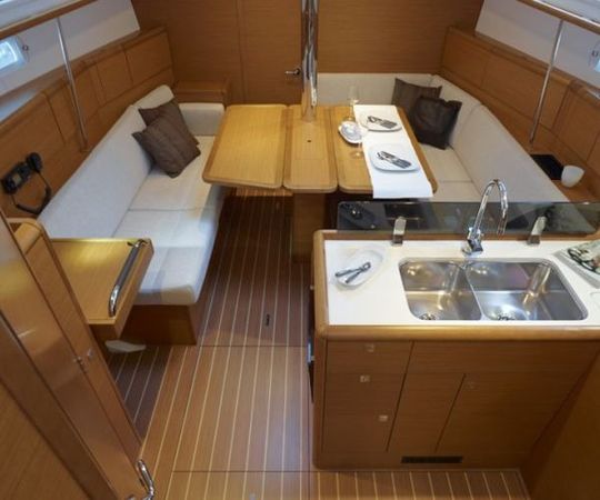 Jeanneau Sun Odyssey 389 | Dust in the Wind