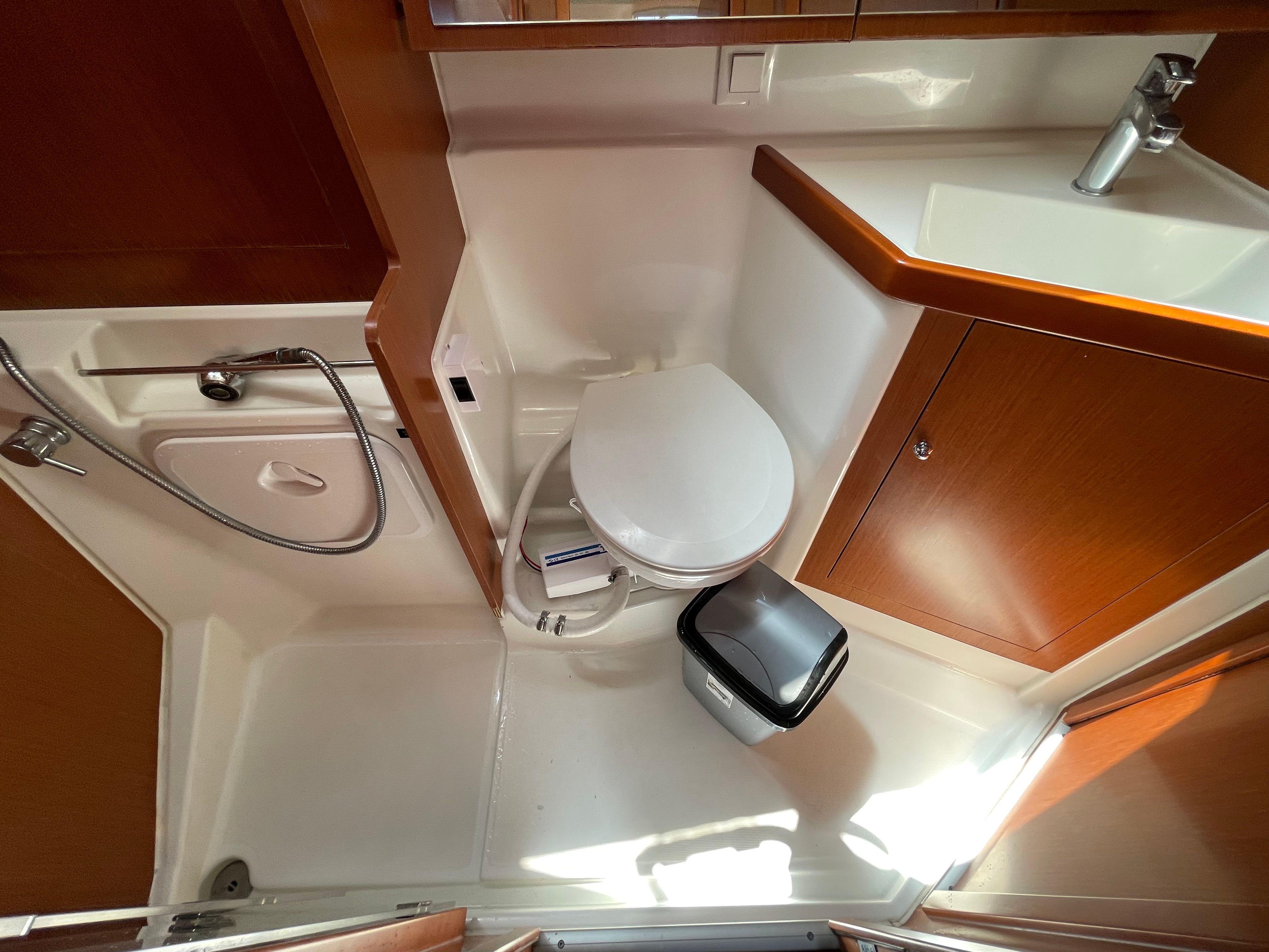 Beneteau Oceanis 41.1 | Black Lion