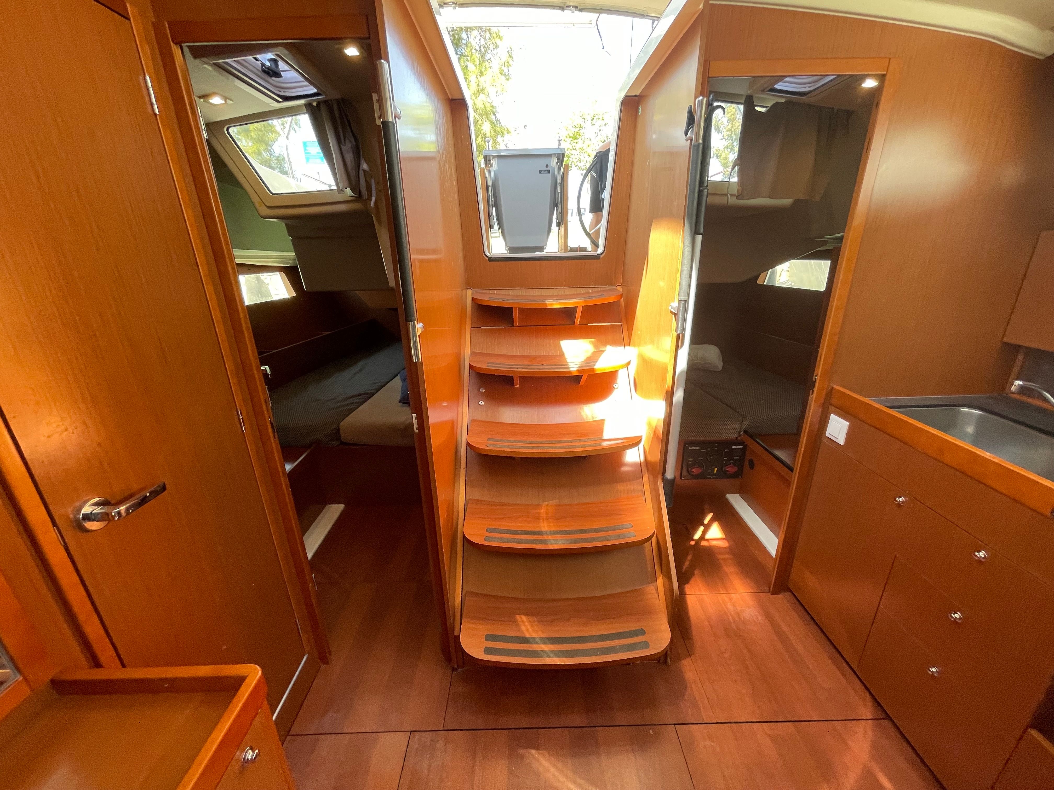 Beneteau Oceanis 41.1 | Black Lion