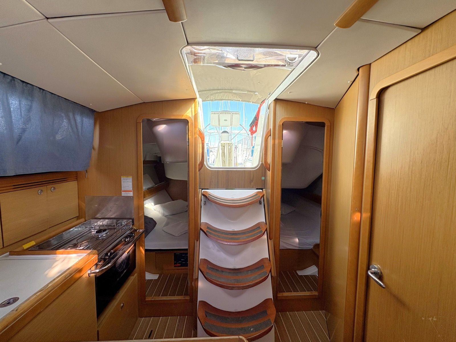 Jeanneau Sun Odyssey 36 | Sail Mira