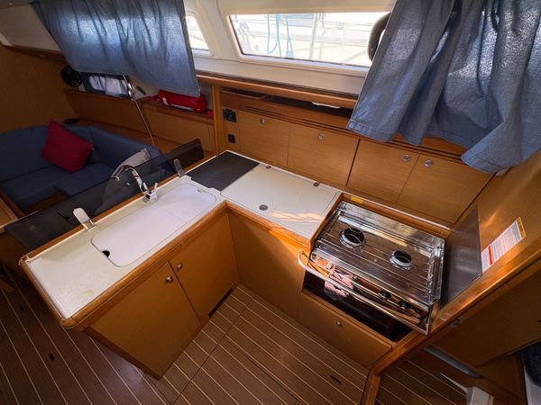 Jeanneau Sun Odyssey 36 | Sail Mira