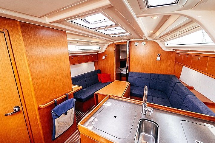 Bavaria Cruiser 37 | Blue Tone