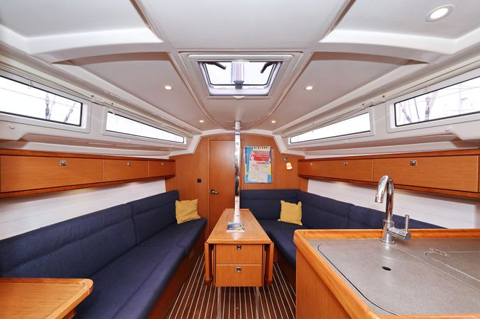 Bavaria Cruiser 33 | Home Office