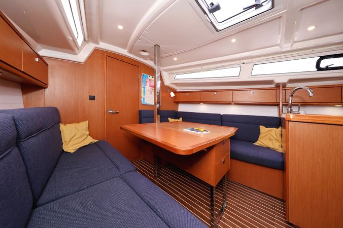 Bavaria Cruiser 33 | Home Office