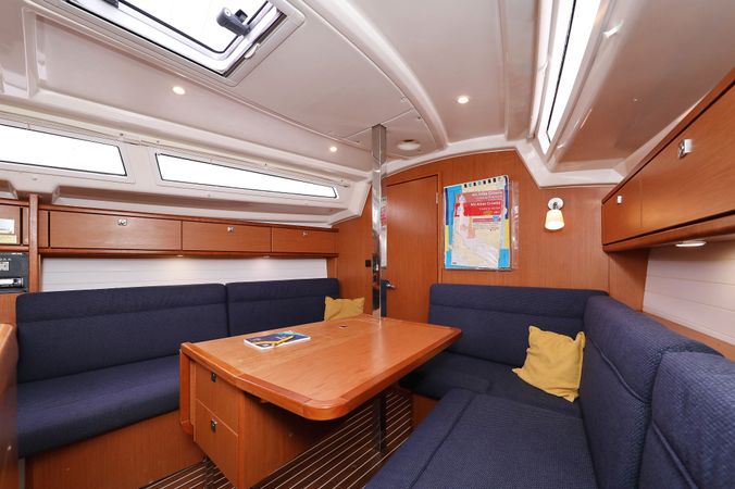 Bavaria Cruiser 33 | Home Office