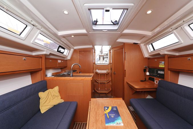 Bavaria Cruiser 33 | Home Office
