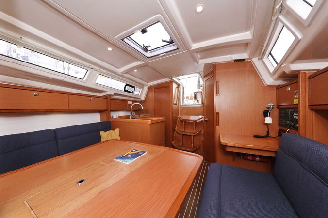 Bavaria Cruiser 33 | Home Office