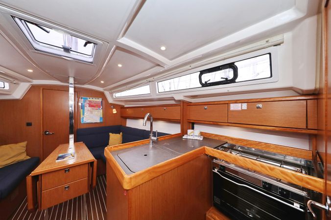 Bavaria Cruiser 33 | Home Office