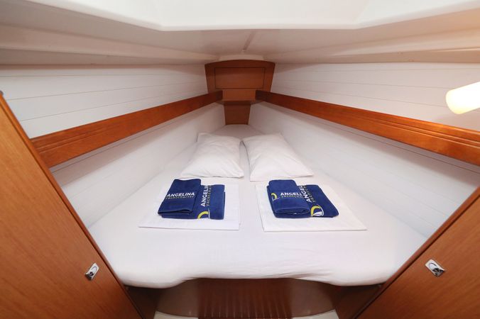 Bavaria Cruiser 33 | Home Office