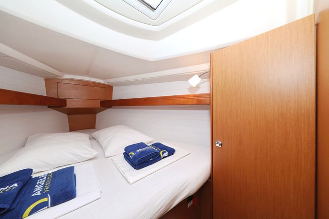 Bavaria Cruiser 33 | Home Office