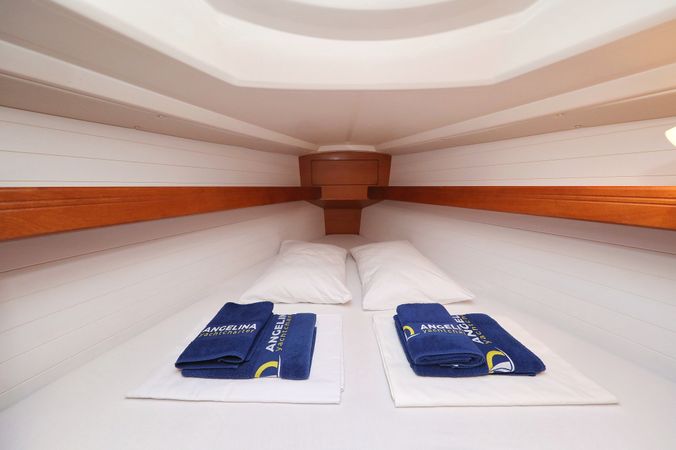 Bavaria Cruiser 33 | Home Office