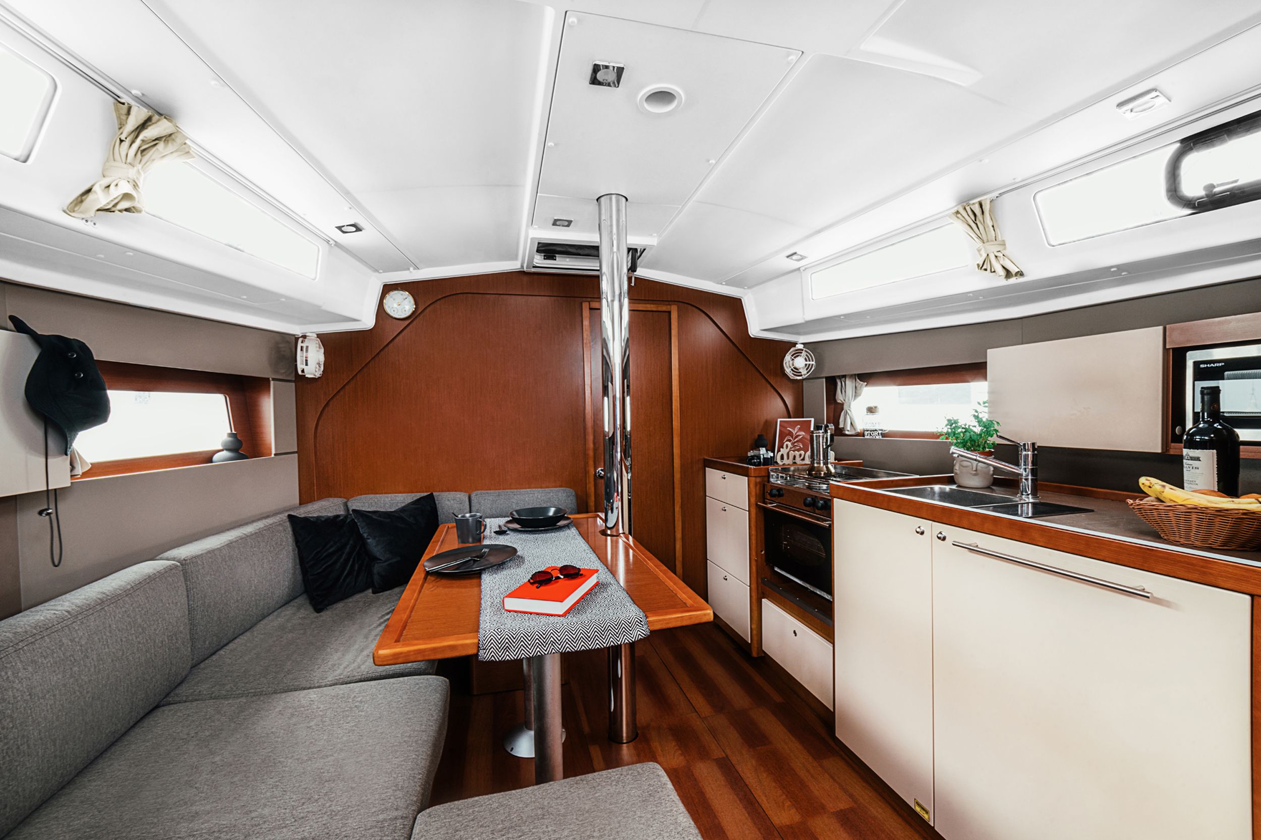 Beneteau Oceanis 38 | Happy