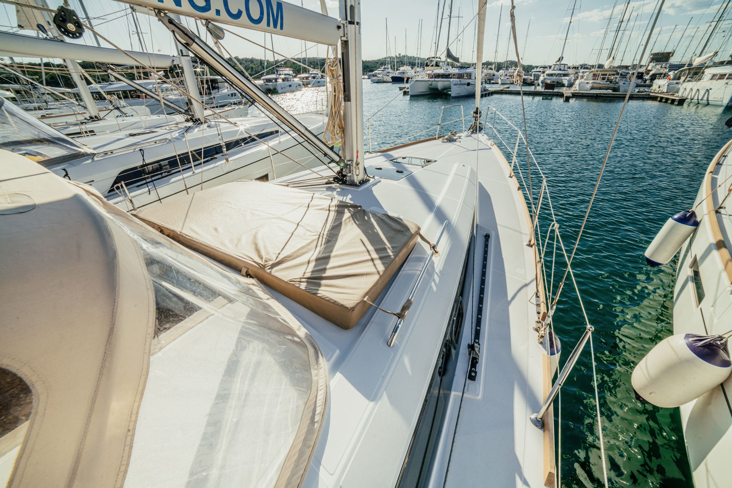 Beneteau Oceanis 38 | Happy