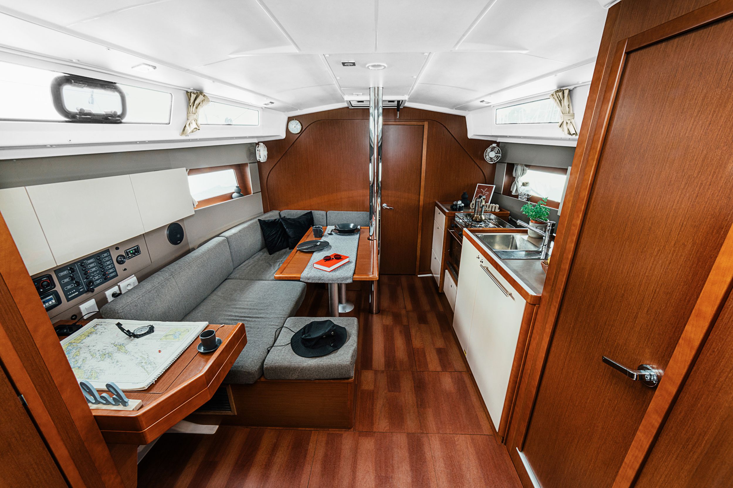 Beneteau Oceanis 38 | Happy