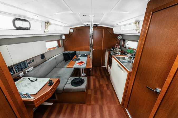Beneteau Oceanis 38 | Happy
