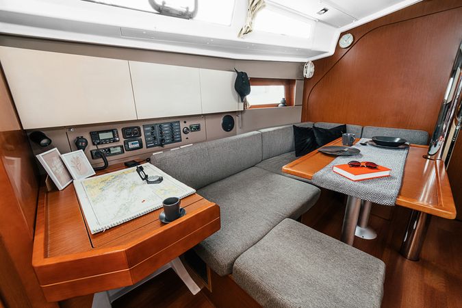 Beneteau Oceanis 38 | Happy