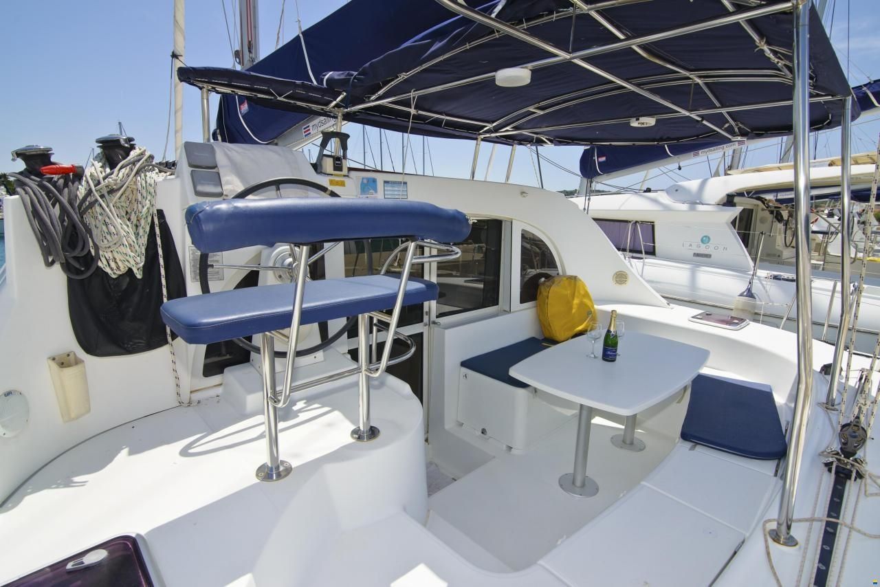 Lagoon 380 | Moonshadow